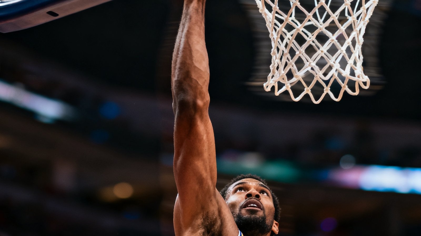 NBA比赛精彩扣篮回放缩略图，一名球员在快攻中完成单手劈扣，篮筐上方的手臂伸展极具力量感